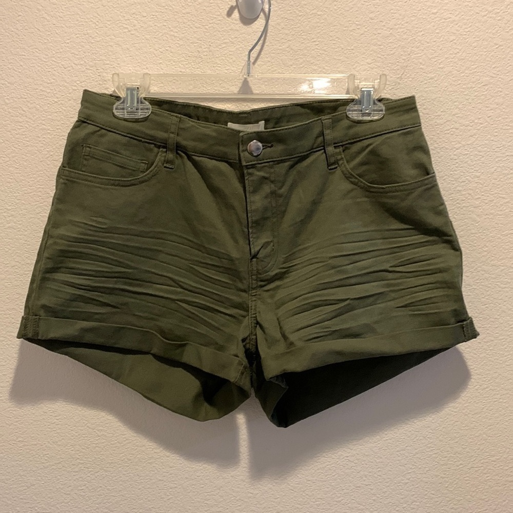 NWT H&M Army Green High Rise Short. US size 12.​​​​​​​​​​​​​​​​​​​​​